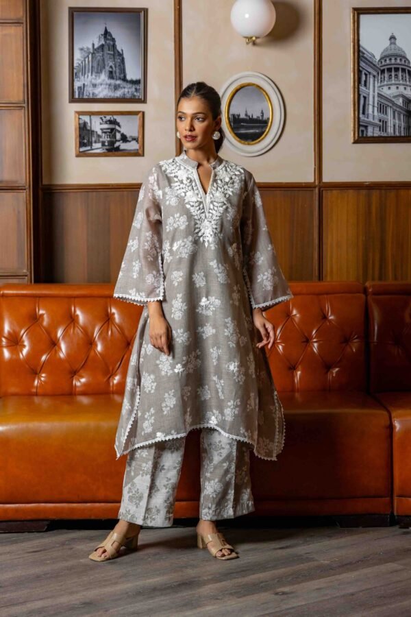 Printed Set in Jute Cotton with Embroidered Neckline